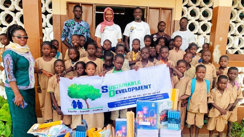 Distribution de fournitures scolaires aux écoliers les plus démunis